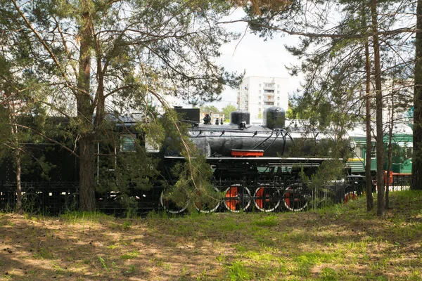 Vintage locomotiva a vapor na floresta — Fotografia de Stock