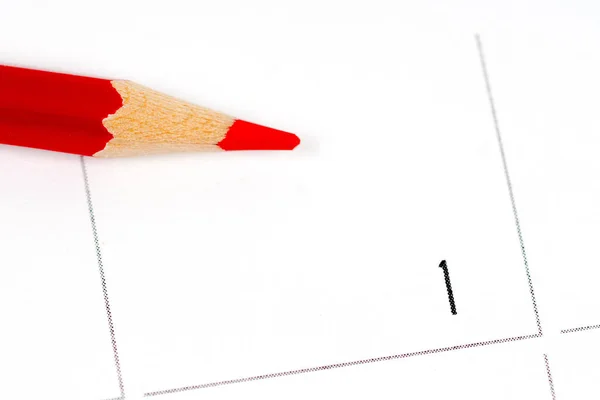 Crayon rouge sur grille de calendrier vide — Photo
