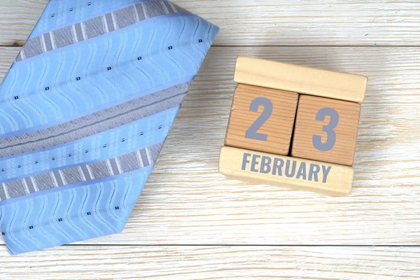 23 febrero calendario fecha en bloques de madera con corbata de cuello azul —  Fotos de Stock