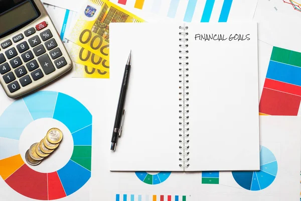 Objetivos financeiros título em gráficos coloridos, calculadora e euro mo — Fotografia de Stock