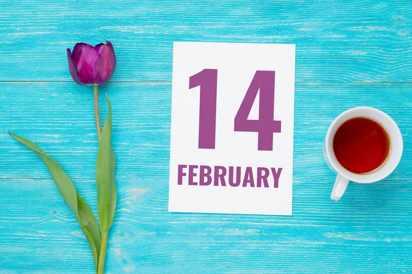 14 de fevereiro, calendário com tulipa e xícara de chá — Fotografia de Stock