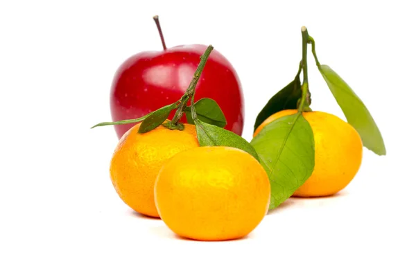 Tangerina fresca e frutos de maçã em branco — Fotografia de Stock