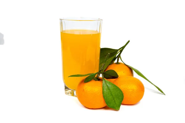 Suco de tangerina fresco, isolado em branco — Fotografia de Stock