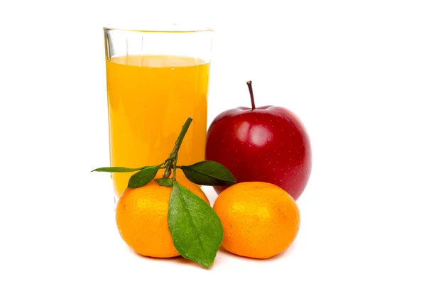 Vidro de suco de tangerina fresca e tangerina e frutas de maçã em w — Fotografia de Stock