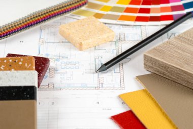 Renkli palet, deri örnekleri ve hesap makinesiyle iç proje