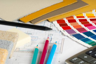 Renkli palet, deri örnekleri ve hesap makinesiyle iç proje