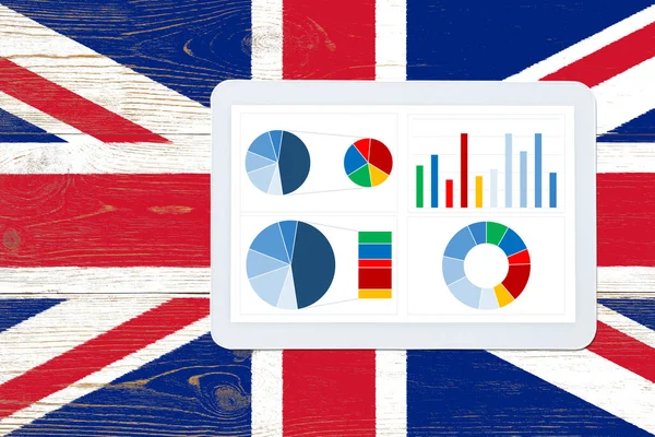 英国の旗にカラフルなダッシュボードが描かれたテーブル — ストック写真