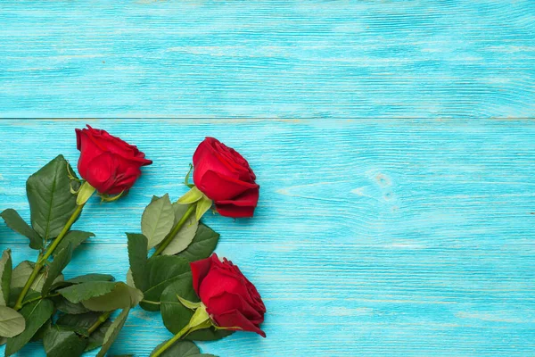 Rosas Vermelhas Brancas Sobre Tábuas Madeira Azul — Fotografia de Stock