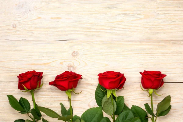 Rosas Vermelhas Linha Sobre Tábuas Madeira Rústica Branca — Fotografia de Stock