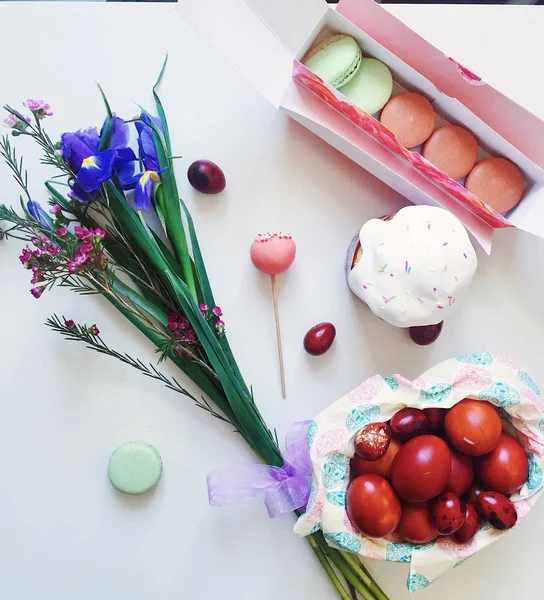 Paskalya yumurtaları ve tatlılar 