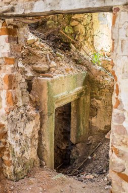 Pomoriany Kalesi, Pomoriany Köyü, U yıkık bir kale
