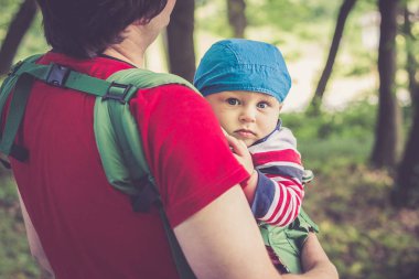 Baba oğlu parkta yürüyüş bebek taşıyıcı holding