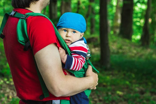 Baba oğlu parkta yürüyüş bebek taşıyıcı holding