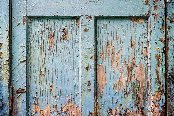 Részlet a régi fából készült ajtó kék festéket peeling — Stock Fotó