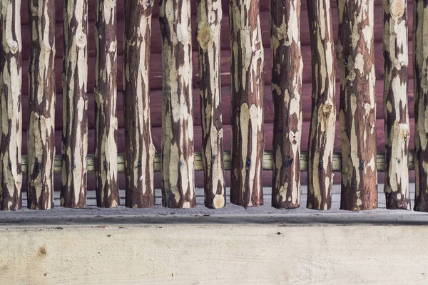 Valla de madera crujiente áspera con caminos de recorte — Foto de Stock