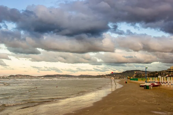 Beautiful dramatic cloudscape over the sea at sunset — Stock Photo, Image