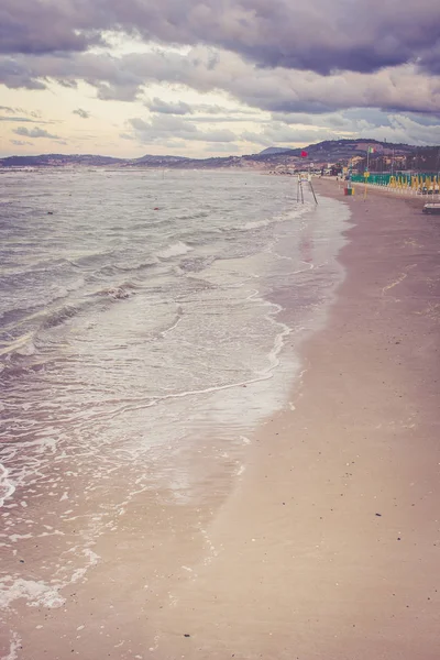 Beautiful landscape of the sand coast with dramatic sky and roll — Stock Photo, Image