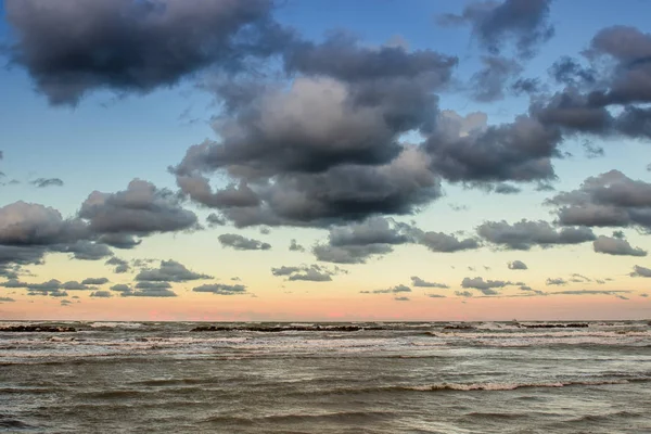 Bellissimo paesaggio nuvoloso drammatico sul mare al tramonto — Foto Stock