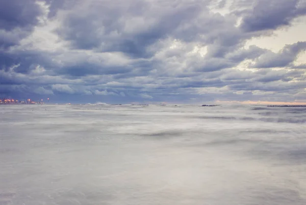 Bellissimo paesaggio con cielo drammatico sopra il mare mosso in th — Foto Stock