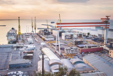 Endüstriyel ticari liman gün batımında, Ancona, İtalya