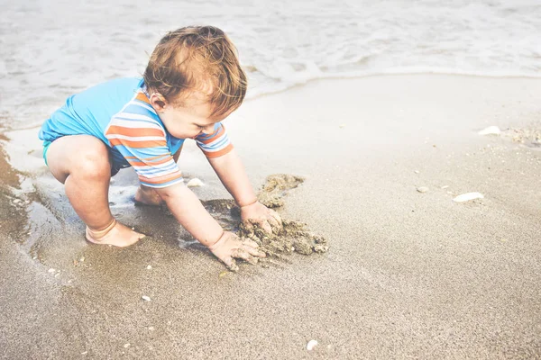 Jeden rok starý chlapec hraje na pláži — Stock fotografie