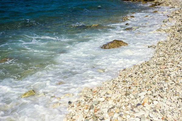 泡波のヒット浜辺の小石岩 — ストック写真