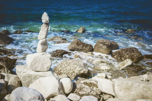 Tour de pierres sur la plage de galets avec mer Adriatique en arrière-plan — Photo