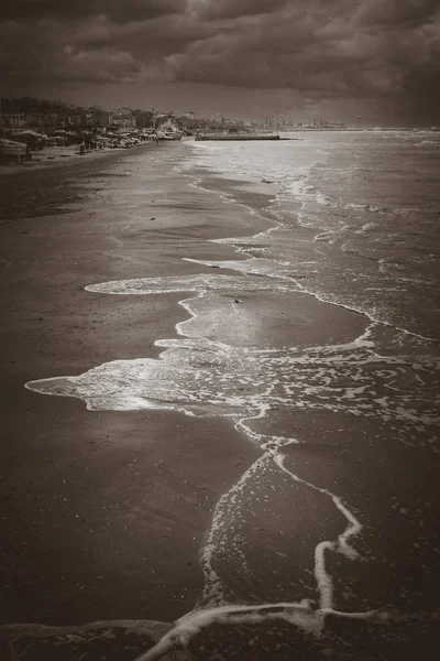 Image monochrome de la côte de sable avec ciel dramatique et roulement — Photo
