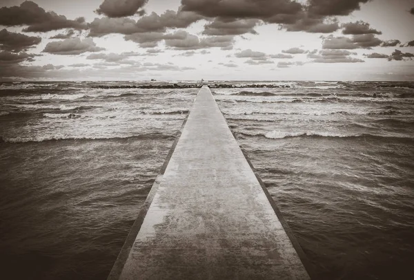Perspectiva de un muelle de hormigón en el mar al atardecer — Foto de Stock