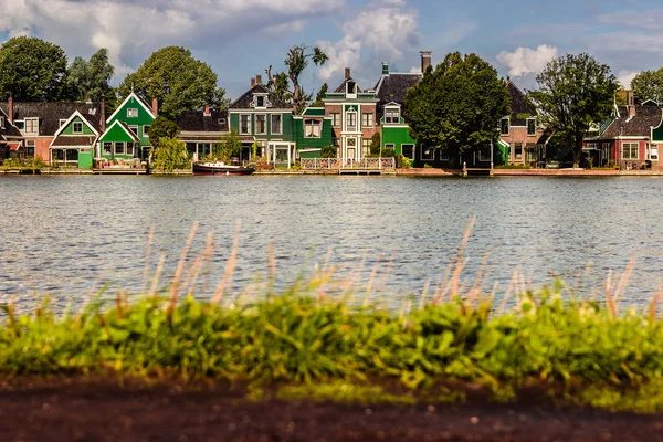 Fila di vecchie case tradizionali olandesi a Zaanse Schans in Olanda — Foto Stock