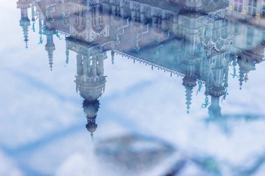 Gran yerin güzel mimari su birikintisine yansıyan