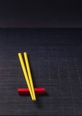Siyah bambu hasır mat suşi yemek çubukları