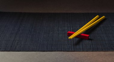 Siyah bambu hasır mat suşi yemek çubukları