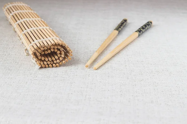 圧延竹わらマットの寿司箸 — ストック写真