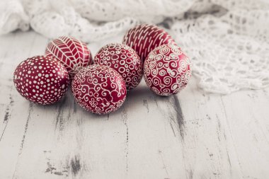 Paskalya yumurtaları Pysanka badanalı ahşap zemin üzerine dekore edilmiştir