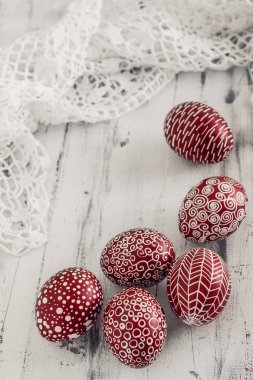 Paskalya yumurtaları Pysanka badanalı ahşap zemin üzerine dekore edilmiştir