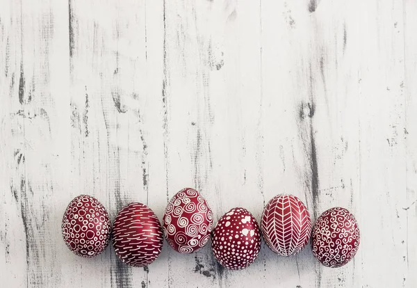 Oeufs de Pâques décorés Pysanka sur fond de bois blanchi à la chaux — Photo