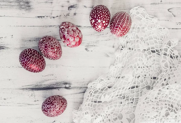 Oeufs de Pâques décorés Pysanka sur fond de bois blanchi à la chaux — Photo