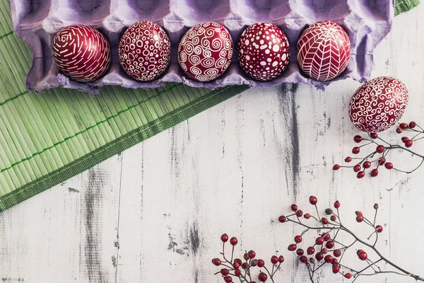 Oeufs de Pâques décorés Pysanka sur fond de bois blanchi à la chaux — Photo