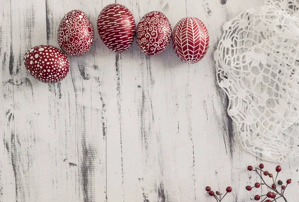 Ovos de Páscoa decorados Pysanka em fundo de madeira caiado — Fotografia de Stock