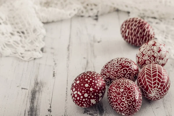 Oeufs de Pâques décorés Pysanka sur fond de bois blanchi à la chaux — Photo