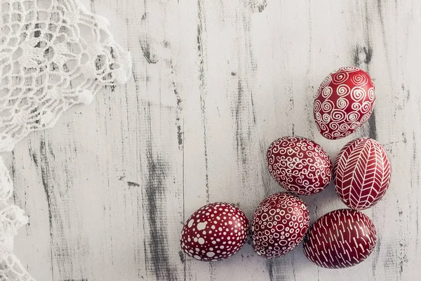 Oeufs de Pâques décorés Pysanka sur fond de bois blanchi à la chaux — Photo