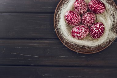 Natürmort Pysanka ile dekore edilmiş Paskalya yumurtaları, siyah ahşap 