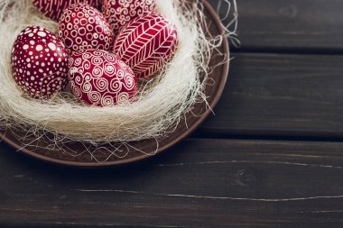 Natürmort Pysanka ile dekore edilmiş Paskalya yumurtaları, siyah ahşap 