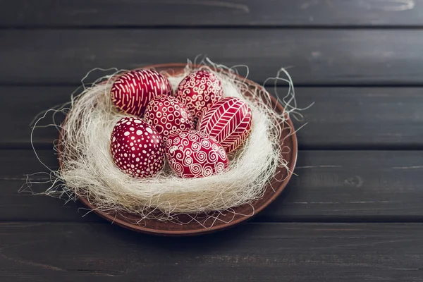 Stillleben mit Pysanka, verzierte Ostereier, auf schwarzem Holz — Stockfoto