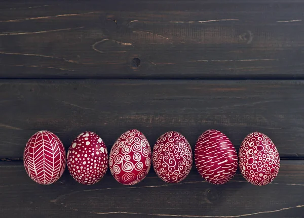 Nature morte avec Pysanka, oeufs de Pâques décorés, sur bois noir — Photo