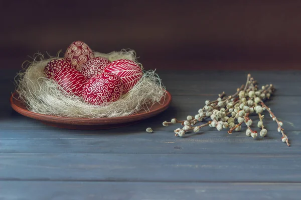 Stillleben mit Pysanka, verzierte Ostereier, auf schwarzem Holz — Stockfoto