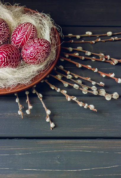 Nature morte avec Pysanka, oeufs de Pâques décorés, sur bois noir — Photo