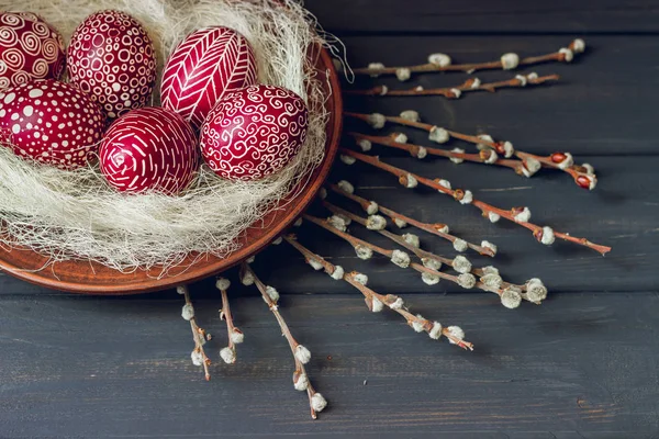 Nature morte avec Pysanka, oeufs de Pâques décorés, sur bois noir — Photo