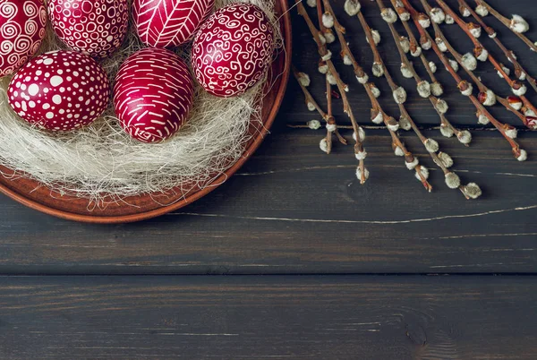 Nature morte avec Pysanka, oeufs de Pâques décorés, sur bois noir — Photo